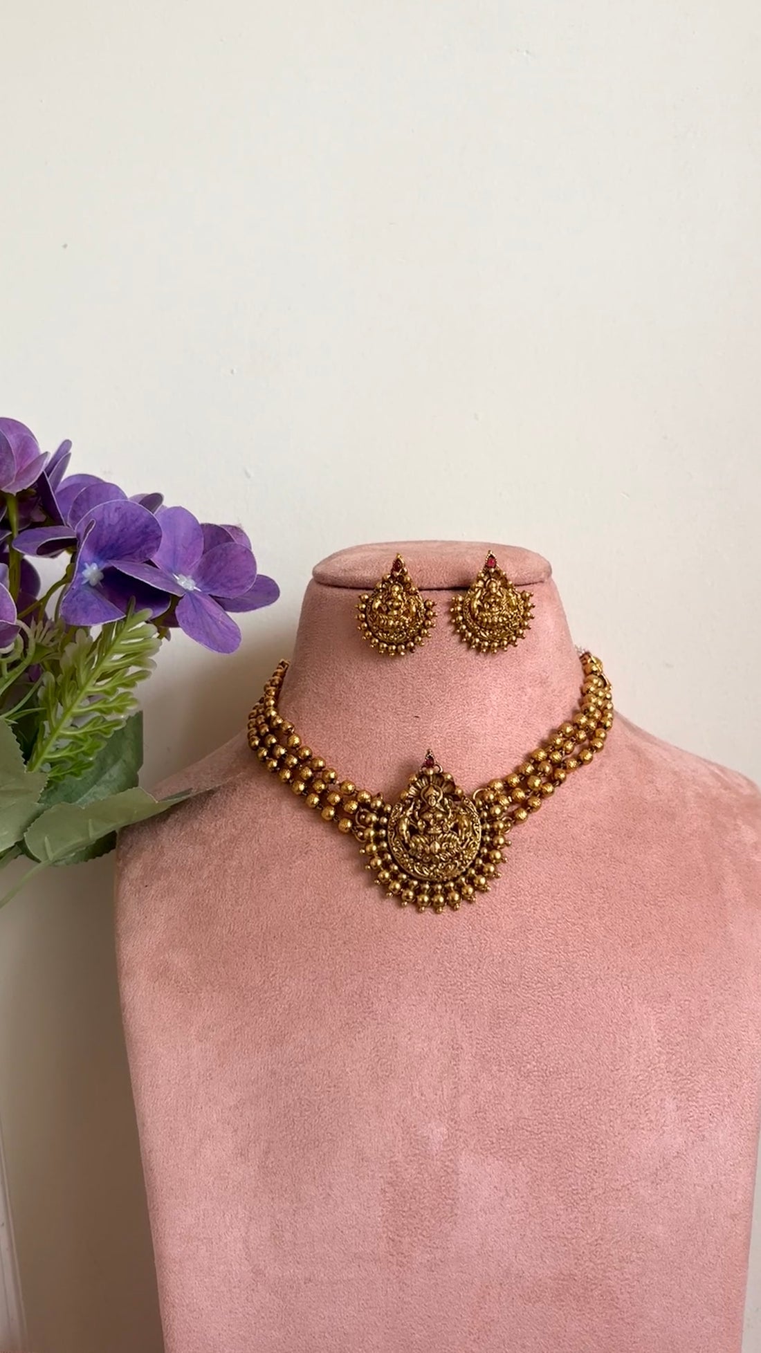 Lakshmi choker