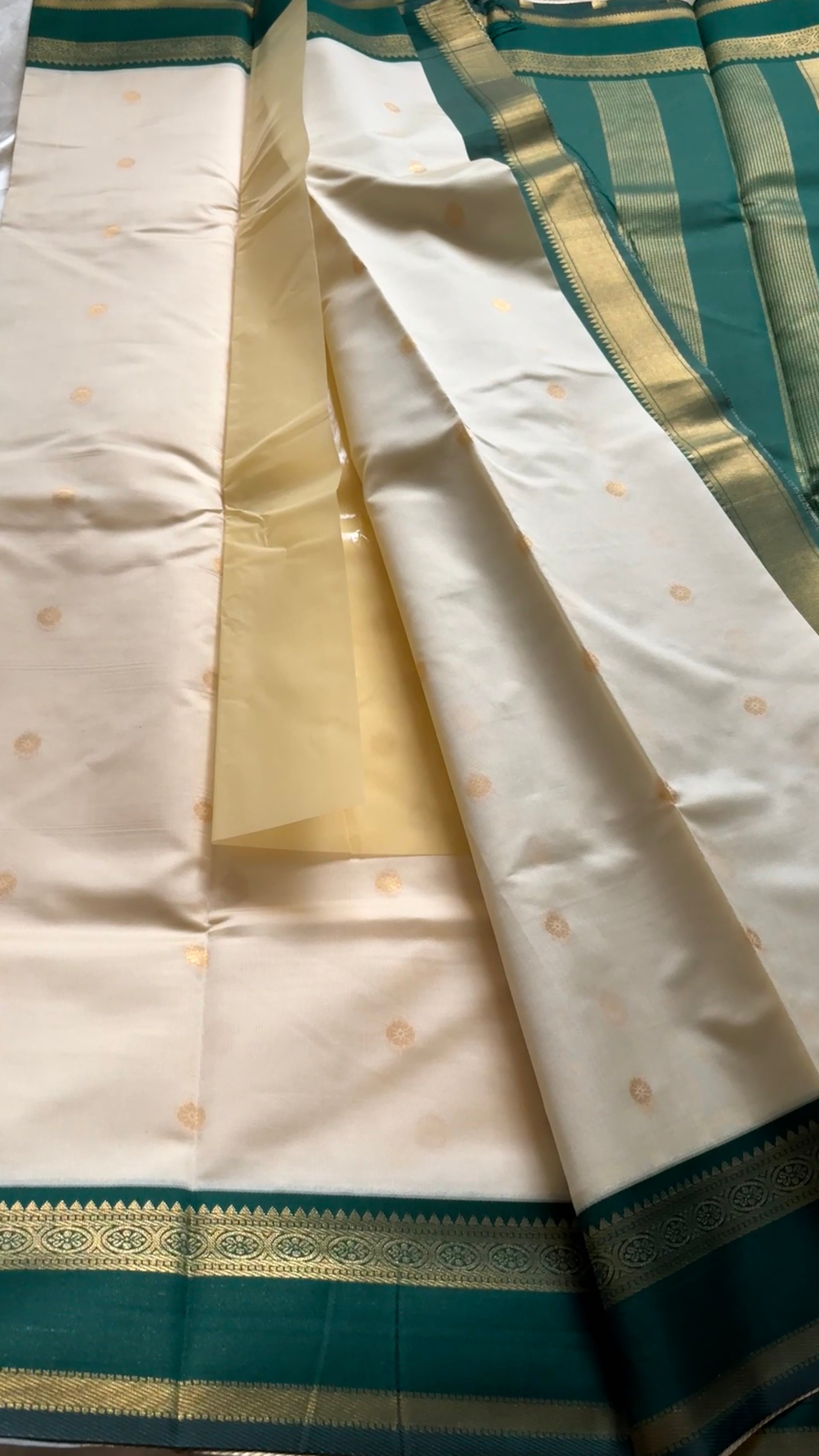 semi soft silk with retta patta border kr 90