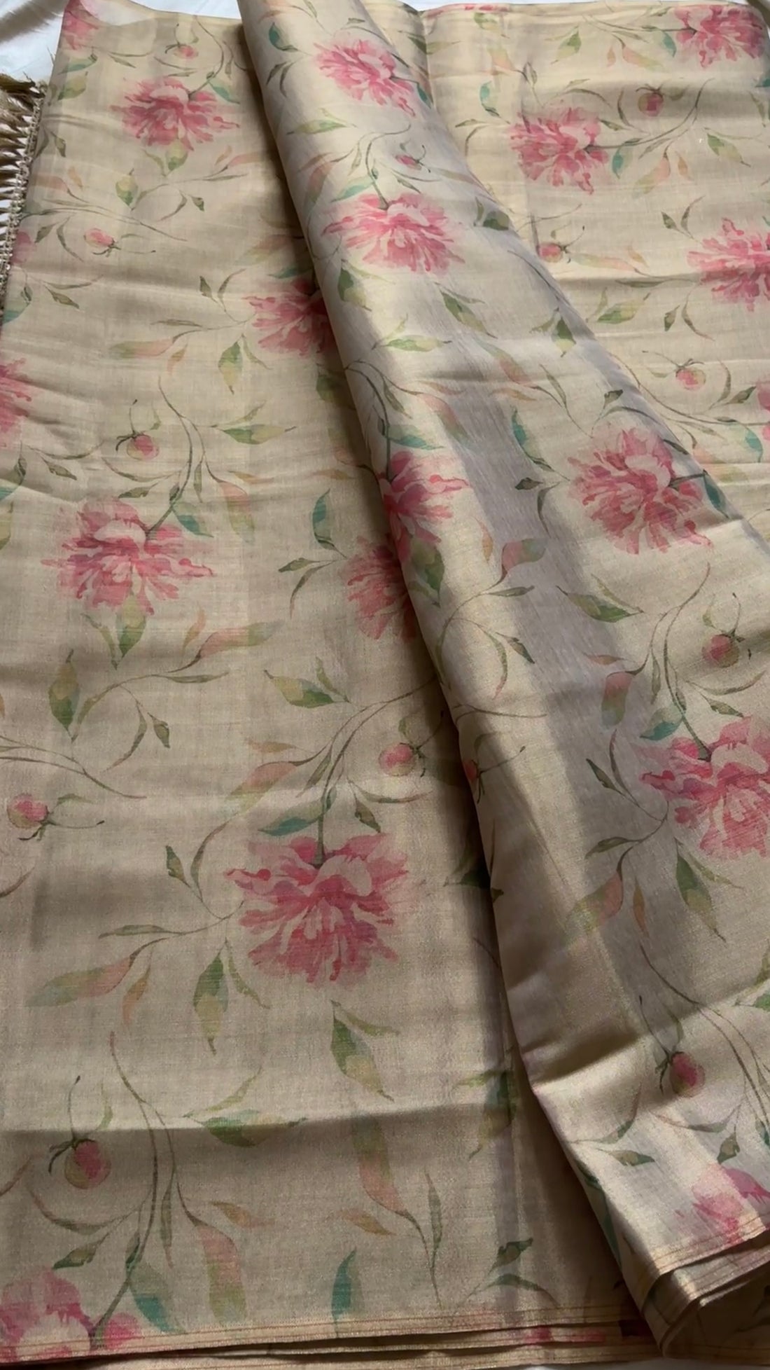 Golden soft tissue with Floral motifs KR 119