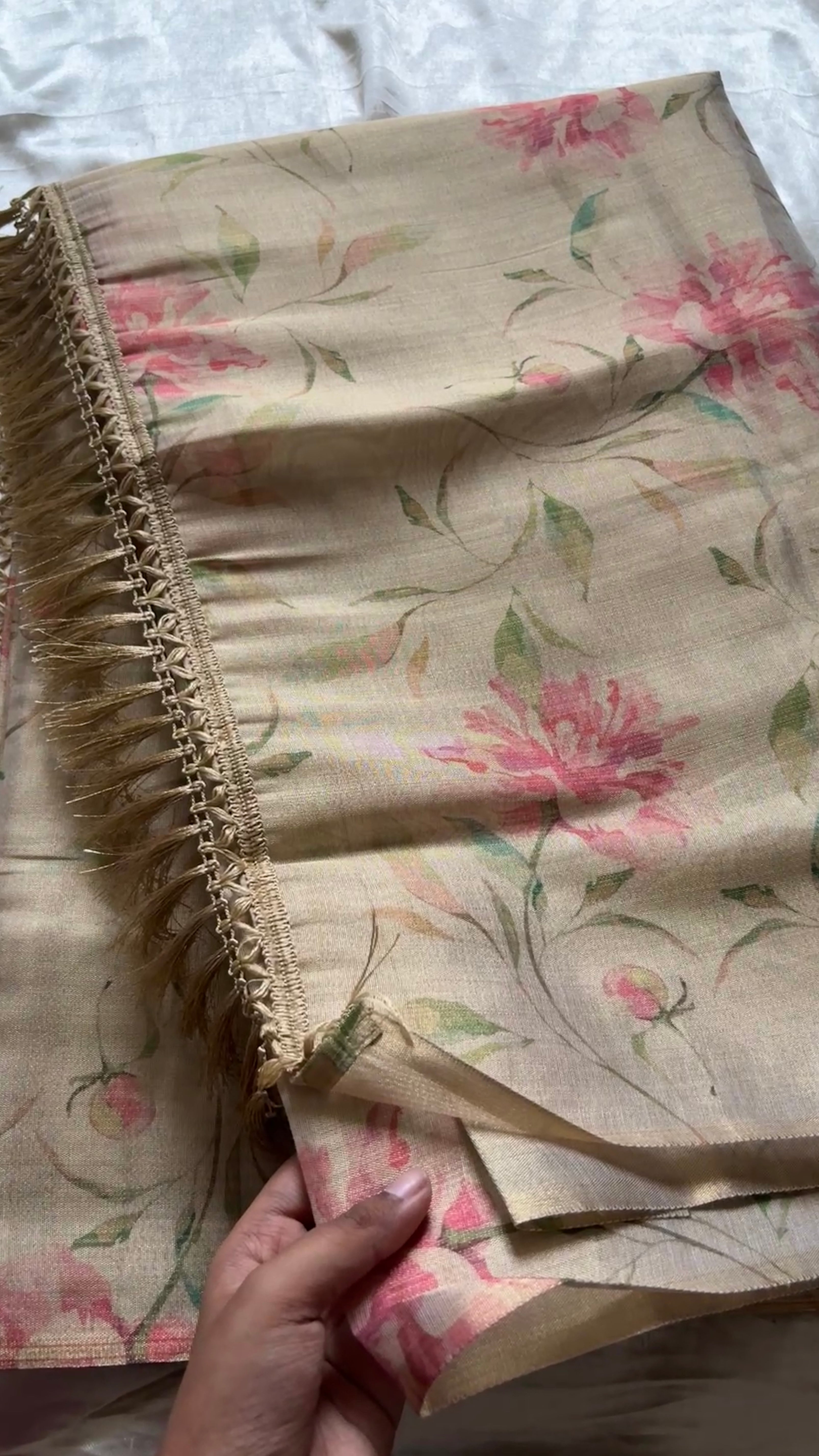 Golden soft tissue with Floral motifs KR 119