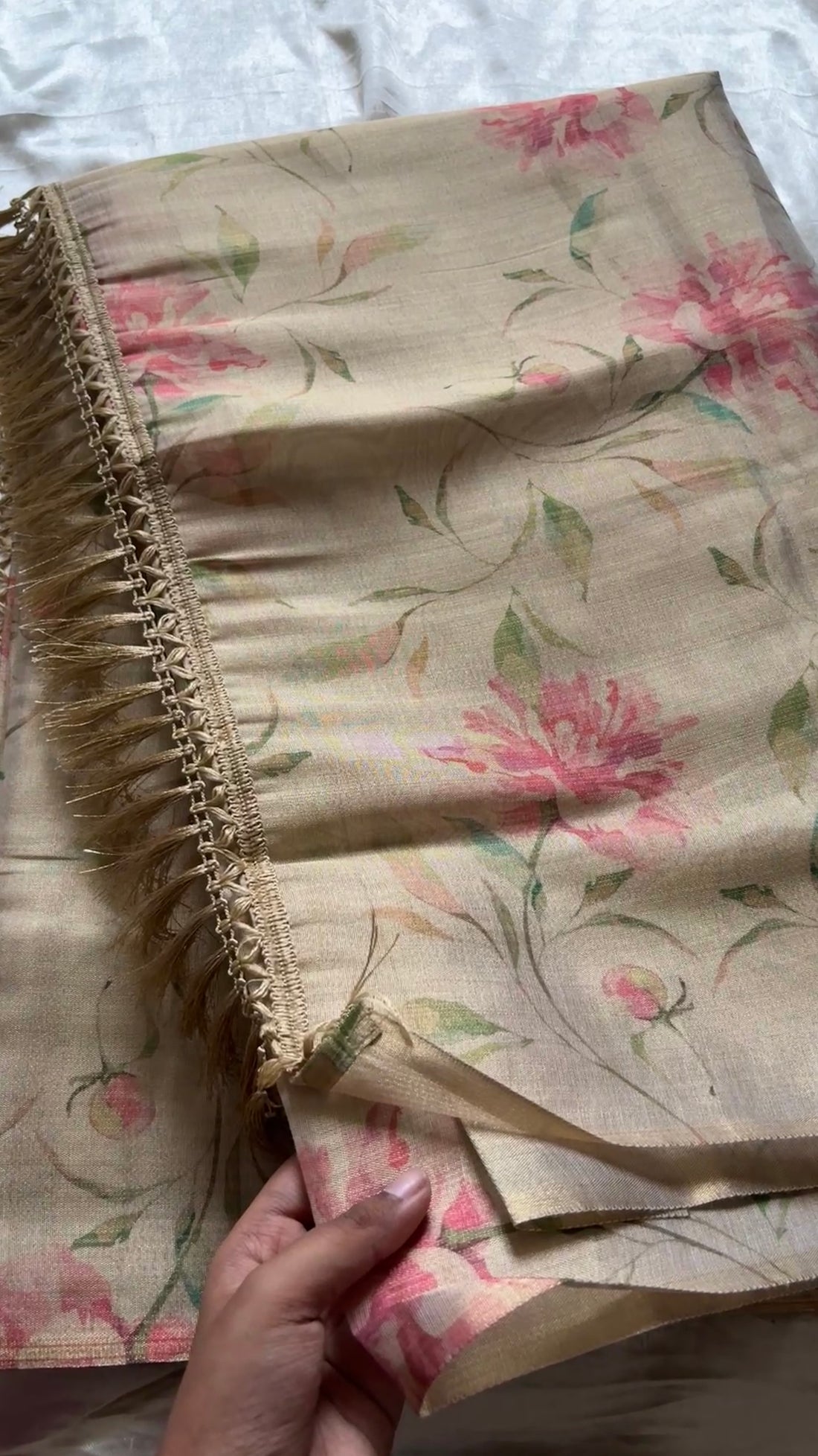 Golden soft tissue with Floral motifs KR 119